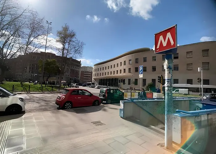 Alis Laura - 10 Mins To Colosseum, Modern & Near Metro Bed & Breakfast 4*